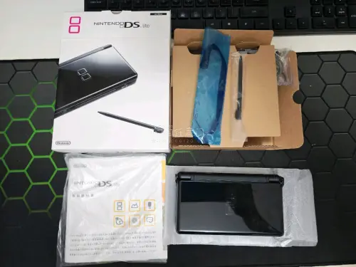黑色的ndsl这个是箱说全的，整体的层次非常的不好，没有任何的划痕，然后这个2ds的城市也非常的不错，也能够开机给个好评