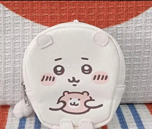 在挖煤机发现了很可爱的吉伊GU联名包，但是只买了一个东西国际运回来不划算，当时是5汇左右，就想着找一个拼团一起发一下。没想到很顺利就找到了同地区的拼团！新开的这个拼团功能真是太好了。