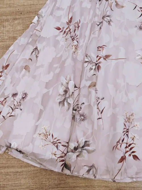 趁着任意门暑期海淘活动又淘到一波心仪的日系女装，开箱幸福感直接拉满～
第一件是Rirandture格纹小飞袖上衣，领口点缀精致水钻，1号S码对小个子特别友好，浅蓝细条纹清爽适配整个夏天，搭配牛仔裤随性又温柔，整件成色很好没有污渍瑕疵。
 
同品牌的雪纺花卉半身裙我太...