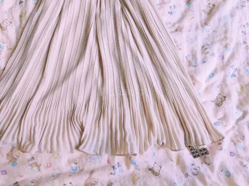 趁着任意门暑期海淘活动又淘到一波心仪的日系女装，开箱幸福感直接拉满～
第一件是Rirandture格纹小飞袖上衣，领口点缀精致水钻，1号S码对小个子特别友好，浅蓝细条纹清爽适配整个夏天，搭配牛仔裤随性又温柔，整件成色很好没有污渍瑕疵。
 
同品牌的雪纺花卉半身裙我太...