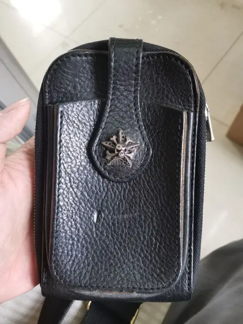 做工很扎实，皮革很厚实且有味道。五金件都很有重量，骷髅扣非常帅气增加了几分韵味。可作为腰包也可作为挎包实用，是一个不可多得的稀有物品。