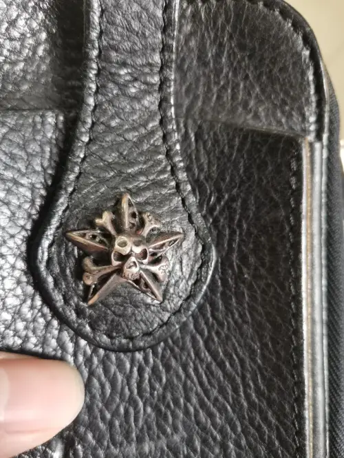 做工很扎实，皮革很厚实且有味道。五金件都很有重量，骷髅扣非常帅气增加了几分韵味。可作为腰包也可作为挎包实用，是一个不可多得的稀有物品。