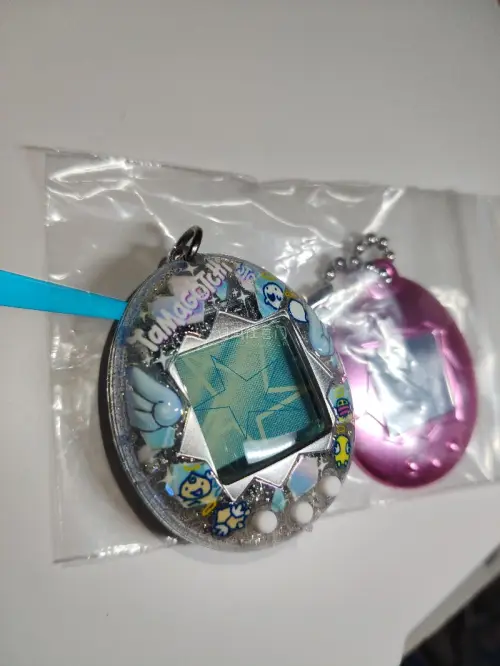 终于顺利收到海淘的拓麻歌子，实物成色和卖家描述基本一致，品相很不错。整个转运流程顺畅，包装防护到位，机器功能正常。复古掌上养成机颜值很高，怀旧感拉满，一次很满意的购物体验！