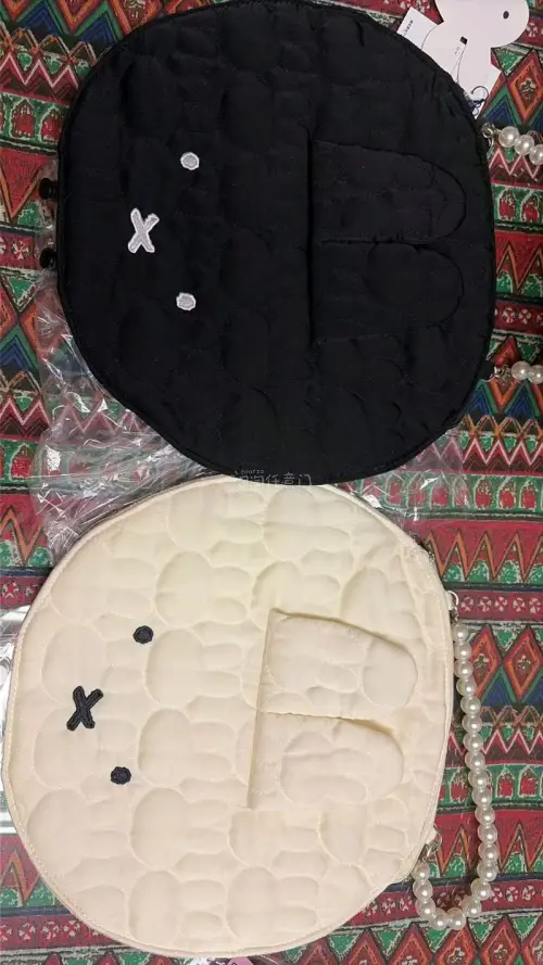 终于收到蹲了很久的黑白米菲兔扇套、豆豆眼轻松熊～感谢日淘任意门！下单、代拍流程清晰，仓库入库会实拍物品状态，能清楚看到品相。包裹防护做得很用心，扇套完好无损。物流时效稳定，小众周边轻松入手，兔兔和熊熊颜值超高，治愈感拉满，以后继续在这里切煤！