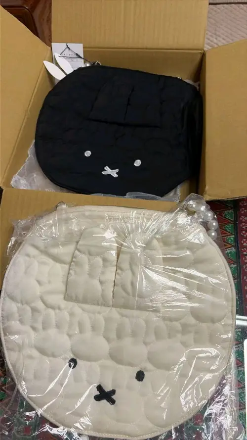 终于收到蹲了很久的黑白米菲兔扇套、豆豆眼轻松熊～感谢日淘任意门！下单、代拍流程清晰，仓库入库会实拍物品状态，能清楚看到品相。包裹防护做得很用心，扇套完好无损。物流时效稳定，小众周边轻松入手，兔兔和熊熊颜值超高，治愈感拉满，以后继续在这里切煤！