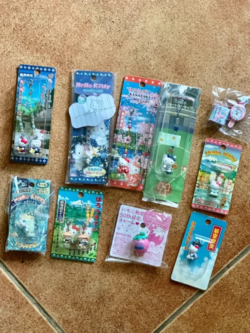 在挖煤姬蹲到超多心仪的Hello Kitty地域限定挂件！每一只品相都超出预期。走EMS物流体验很棒，运输稳定、包裹防护扎实，漂洋过海完好无损到手。平台界面操作简单，切物顺畅，淘中古三丽鸥宝藏平台，持续蹲更多可爱的小Kitty！