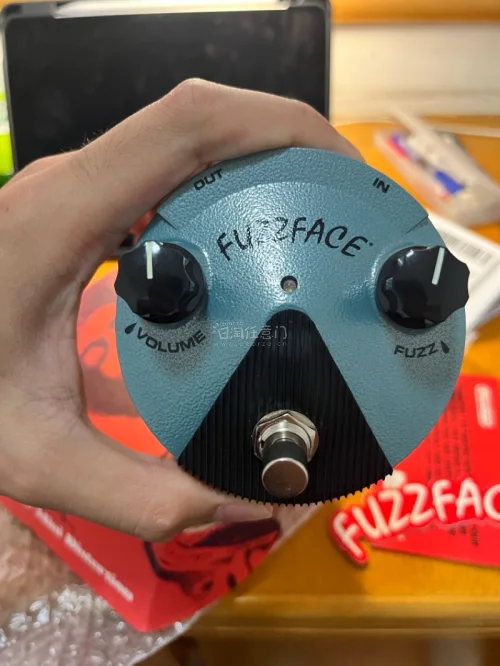第一次通过挖煤姬入手Dunlop Jimi签名款Fuzz Face Mini效果器，全程体验超顺畅。平台代拍高效，入库实拍清晰展示成色，打包层层防震加固，金属外壳长途运输毫无磕碰。物流更新及时，到手音色完好，完美复刻经典法兹音色。收费透明无隐形消费，日淘乐器首选平台...