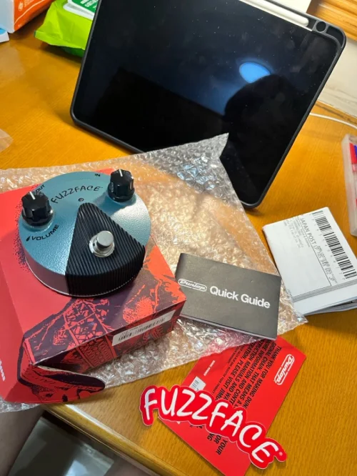 第一次通过挖煤姬入手Dunlop Jimi签名款Fuzz Face Mini效果器，全程体验超顺畅。平台代拍高效，入库实拍清晰展示成色，打包层层防震加固，金属外壳长途运输毫无磕碰。物流更新及时，到手音色完好，完美复刻经典法兹音色。收费透明无隐形消费，日淘乐器首选平台...