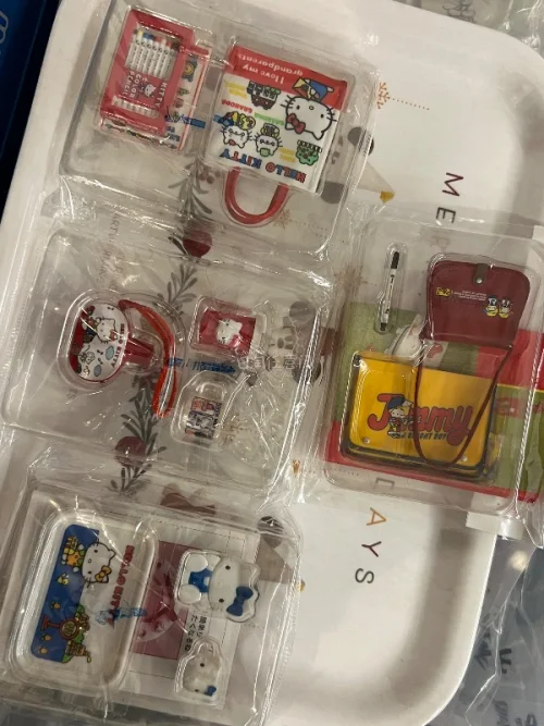 值得收藏的一个系列 凯蒂猫微缩中古系列 各种微缩日用品 文具 可以搭配微缩场景 也可以用作各种装饰品 粘在柜子上 或者制作一些可爱小首饰