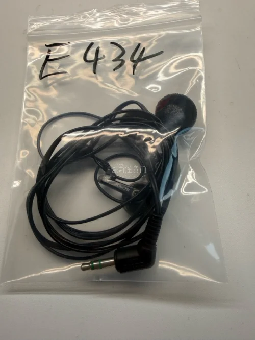 索尼MDR-E434是一款诞生于上世纪80年代末的经典平头耳塞，常作为WM-EX80等随身听的配机塞出现。它隶属于索尼庞大的MDR-E系列耳塞家族，是那个模拟时代的代表性作品之一。

MDR-E434采用13.5mm直径的动圈驱动单元，外壳以骚红色最为经典，辨识度极...