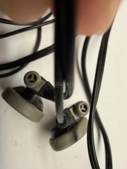 索尼MDR-E434是一款诞生于上世纪80年代末的经典平头耳塞，常作为WM-EX80等随身听的配机塞出现。它隶属于索尼庞大的MDR-E系列耳塞家族，是那个模拟时代的代表性作品之一。

MDR-E434采用13.5mm直径的动圈驱动单元，外壳以骚红色最为经典，辨识度极...