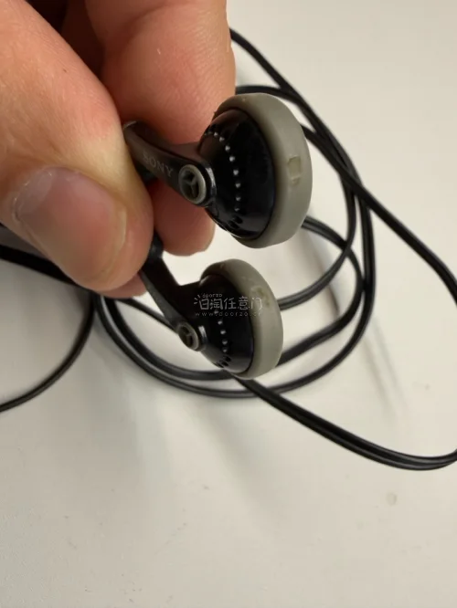 索尼MDR-E434是一款诞生于上世纪80年代末的经典平头耳塞，常作为WM-EX80等随身听的配机塞出现。它隶属于索尼庞大的MDR-E系列耳塞家族，是那个模拟时代的代表性作品之一。

MDR-E434采用13.5mm直径的动圈驱动单元，外壳以骚红色最为经典，辨识度极...