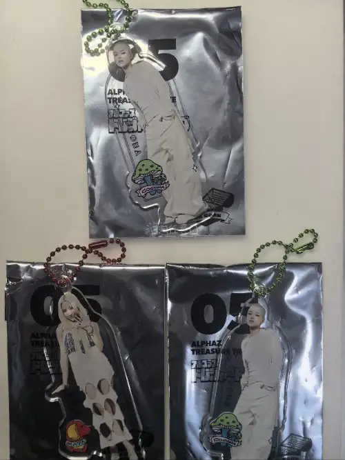 对于一个追星妹而言，挖煤姬真的太懂事了。XG女团二巡场周的人形立牌和吧唧set随便切，重量轻巧邮费感人，竹蜻蜓更是丝滑到家，包装严严实实，拆原包装时连立牌底座的保护膜都给你留着，完全不用担心划痕或者压角，美美收获一排帅气小立牌～暑期也要继续给XG女孩们上供钱包呀！