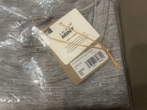 再次购买巴塔速干背心，灰色纯色背心，简约时尚，穿起来肤感很好，现在看到点开挖煤姬就想买东西，完全着迷了，只是钱包不允许了哈哈哈