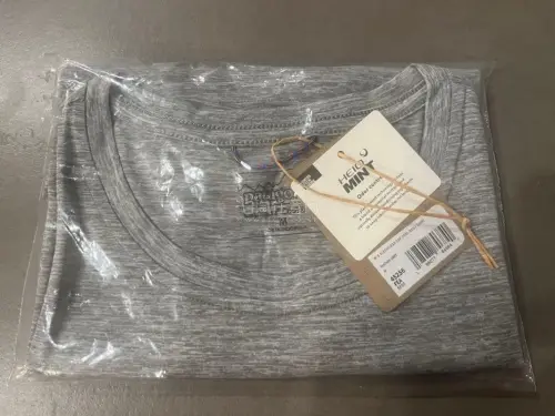 再次购买巴塔速干背心，灰色纯色背心，简约时尚，穿起来肤感很好，现在看到点开挖煤姬就想买东西，完全着迷了，只是钱包不允许了哈哈哈
