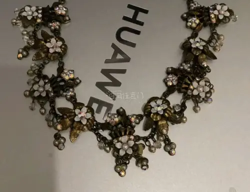 犹豫很久才下单这条纷繁复杂的项链，拆开看到花朵错落有致布局真的舒服。上周婚礼当伴娘戴它配简练礼服，灯光下花朵层次显温柔不抢风头。细看每朵花弧度不同有立体感，链节顺滑不刮脖子，一天戴下来没过敏，值得收藏的首饰?