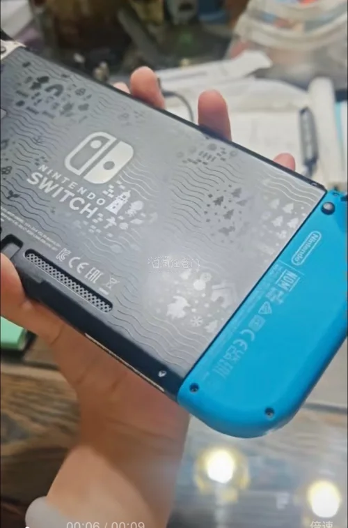 这次切的是一套限定switch续航版
走的ems海运
发出到收到手20天左右
卖家很清晰的描述了机器的瑕疵所在
收到手，外包装和机器都包裹的很严实
很好的一次体验
机子状态特别好
