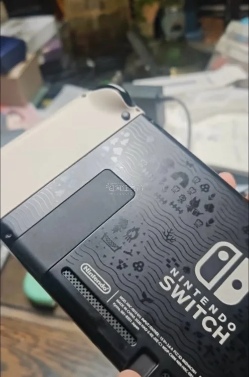 这次切的是一套限定switch续航版
走的ems海运
发出到收到手20天左右
卖家很清晰的描述了机器的瑕疵所在
收到手，外包装和机器都包裹的很严实
很好的一次体验
机子状态特别好