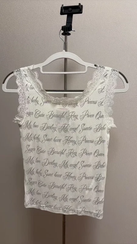 超好价正品！网购这件衣服超出预期，料子摸起来细腻舒服，上身版型很衬气质，尺码标准。包装严实，物流速度快，细节做工到位，没有色差，一次愉快的购物体验。