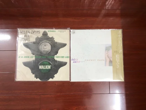 这次任意门 速度很快，越洋快递的时间就比国内慢一个星期而已，而且单张运费和国内一样 甚至在加上优惠券后 会更便宜，那么问题来了，国外的东西又好又便宜，为什么还要被国内闲鱼淘宝宰？ 罗德斯岛战记只要加国际运费后才38块你敢信？国内200不包邮已经算良心价，不用我多说了...
