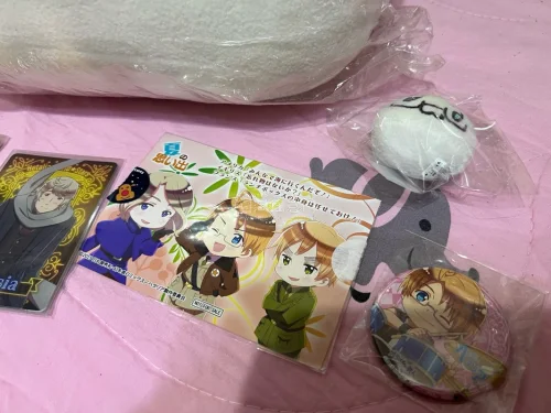 这次又用挖煤姬顺利吃到了想要的谷子们，买到的价格依旧很不错，超级满足。收到的时候很开心，状态都很好，没有什么瑕疵。
我暑假最想要的商品是这只超大米团，长得太奇怪了好笨hhhhh，真的好大一只，狠狠放在柜子上了。能蹲到这个价格的挺不容易的，希望能蹲到更多想要的好价谷子...