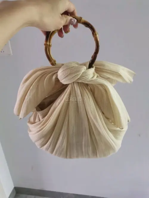 这是第四次在挖煤姬海淘好物了。非常喜欢 全新的一款包包  很划算。使用了积分兑换运费就花费了五块钱。非常划算。物流也非常的快