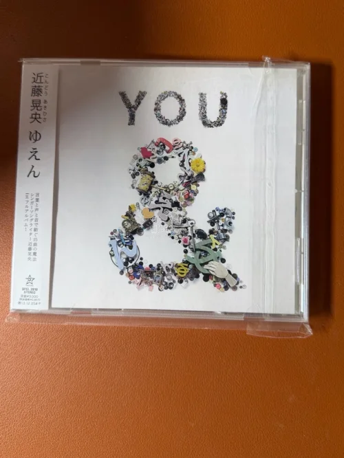最近心心念念的三件“宝贝”终于坐着海运飘到了我手里——一台箱说齐全的奥林巴斯胶片机、一个柯尼卡纪念胶卷，还有一张You的CD专辑。

在挖煤姬上蹲了好久才凑齐这一单。为了省运费选了海运，等待的过程确实有点磨人，但收到包裹那一刻，一切等待都值了。

开箱体验很棒！挖煤...