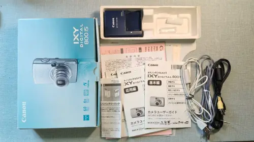心心念念的第一台佳能 CCD 终于到手啦！这次日淘体验非常棒，相机成色比预想的还要新，银色机身质感满满，完全没有划痕。开机测试了一切功能都正常，屏幕显示清晰，闪光灯和变焦也很灵敏。包装很严实，配件齐全，还附带了当时的保修卡，感觉像拆礼物一样开心。迫不及待想用它记录生...