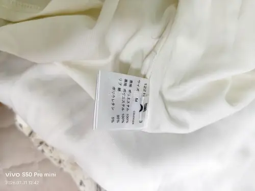 一直很想买一个小飞袖这次在挖煤姬收到了全新的ingni小飞袖，非常漂亮，而且衣服状态很好，好价收入，真的很喜欢而且很有性价比！！！