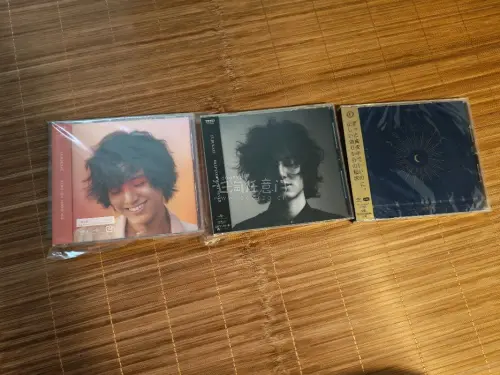 收到的cd很完好，都有加固包装，cd盒表面也没什么划痕和破损。价格很实惠，物流选的竹蜻蜓线时效很快，能及时看到物流更新信息，很棒的一次购物体验。