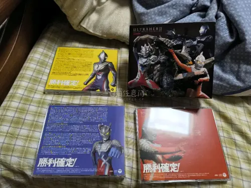这套奥特曼原声CD收藏太满意了！哥伦比亚原版盘面印刷精致，整套集齐胜利确定、绝体绝命两大系列，昭和、平成、新生代配乐一应俱全。音源原汁原味，完整收录危机压迫与英雄反击BGM，氛围感拉满。实体光盘质感十足，经典特摄配乐值得好好珍藏，奥特粉丝不容错过！