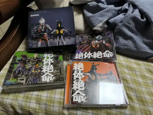 这套奥特曼原声CD收藏太满意了！哥伦比亚原版盘面印刷精致，整套集齐胜利确定、绝体绝命两大系列，昭和、平成、新生代配乐一应俱全。音源原汁原味，完整收录危机压迫与英雄反击BGM，氛围感拉满。实体光盘质感十足，经典特摄配乐值得好好珍藏，奥特粉丝不容错过！