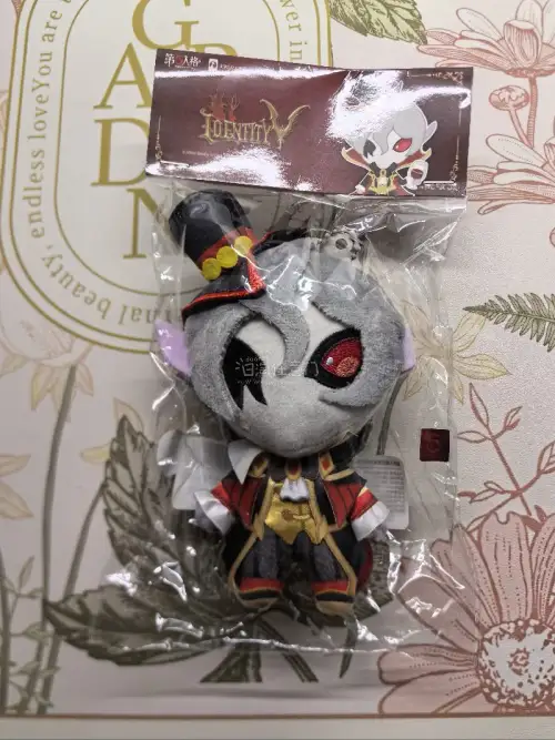 很喜欢第五人格的毛绒谷子，尤其是杰克的周边，入坑比较晚，很多毛绒谷子已经绝版了。很感谢挖煤姬，买到了喜欢已久盛宴伯爵挂件，价格还可以，还是全新未拆的！很愉快的一次切煤体验，感谢挖煤姬，吃谷人必备，还会再切煤的！