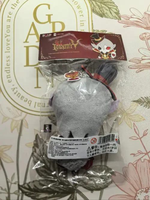 很喜欢第五人格的毛绒谷子，尤其是杰克的周边，入坑比较晚，很多毛绒谷子已经绝版了。很感谢挖煤姬，买到了喜欢已久盛宴伯爵挂件，价格还可以，还是全新未拆的！很愉快的一次切煤体验，感谢挖煤姬，吃谷人必备，还会再切煤的！