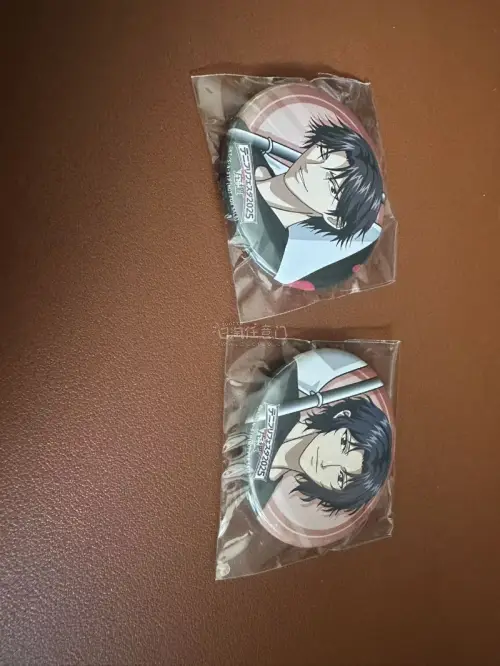 又收到了一箱网王周边，这次使用了ems路线，打包严实。这箱有a店的特典，迹部幸村吧唧和拍立得都很喜欢。
