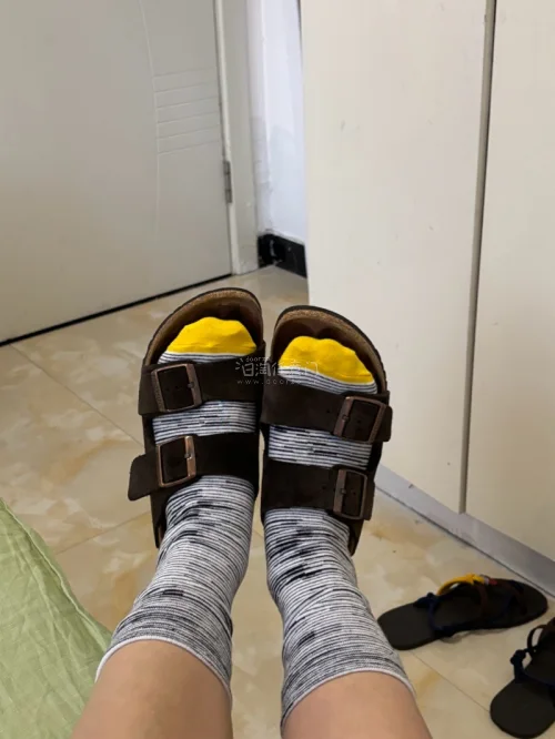 一直想蹲性价比高的日系中古勃肯，对比多个渠道最后选择挖煤姬。平台自带中文翻译，逛煤炉毫无语言障碍，操作流程清晰，支付宝直接付款，对新手特别友好。
支持长期免费仓储、多单合箱，能慢慢囤货、节省国际运费。仓库打包防护细心，鞋子包裹严实，漂洋过海到手完好。物流轨迹全程可追...