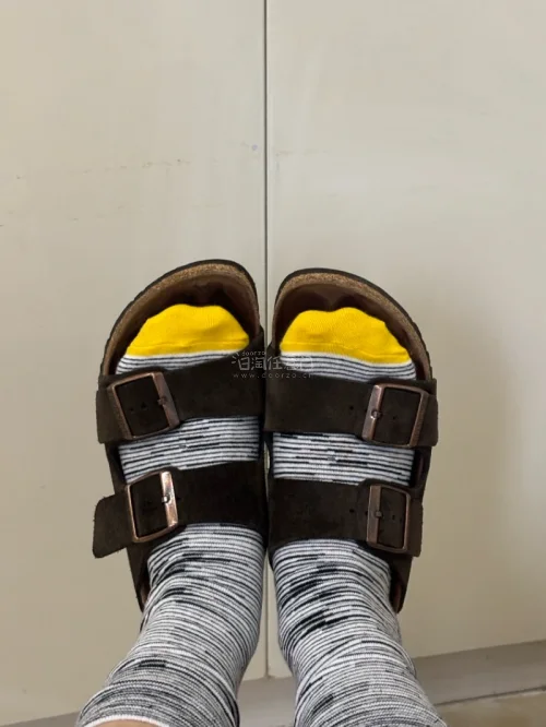 一直想蹲性价比高的日系中古勃肯，对比多个渠道最后选择挖煤姬。平台自带中文翻译，逛煤炉毫无语言障碍，操作流程清晰，支付宝直接付款，对新手特别友好。
支持长期免费仓储、多单合箱，能慢慢囤货、节省国际运费。仓库打包防护细心，鞋子包裹严实，漂洋过海到手完好。物流轨迹全程可追...