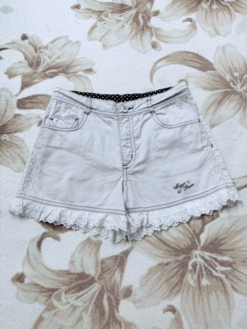 本次入手的古着日系单品款式精致复古，axes、CECIL McBEE的古着服饰成色很不错，设计充满平成辣妹风格。商品实拍还原度高，物流顺畅，淘到心仪的日系古着十分满意，后续还会继续关注店铺各类古着好物。