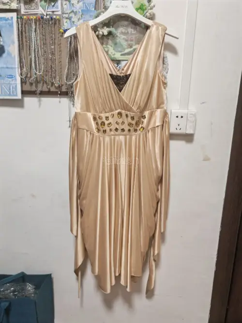 挖煤姬淘到的美丽小裙子 这次买了两件 一起合单发货了 合单审核非常快 物流选择的邮政EMS 发货时效非常快 拿到手的第一时间就迫不及待的拆开看 没有缺件少件破损 小裙子实物也非常美丽 尤其是香槟色 实物颜色超级美丽 衣服上还添加了一些宝石 增加了设计感 实物在灯光下...
