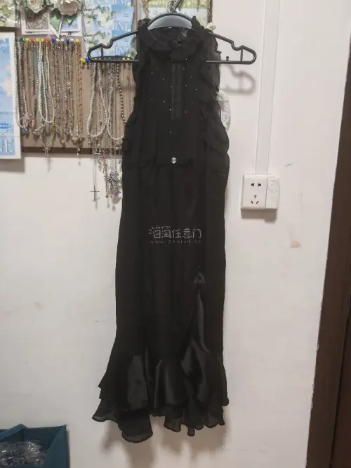 挖煤姬淘到的美丽小裙子 这次买了两件 一起合单发货了 合单审核非常快 物流选择的邮政EMS 发货时效非常快 拿到手的第一时间就迫不及待的拆开看 没有缺件少件破损 小裙子实物也非常美丽 尤其是香槟色 实物颜色超级美丽 衣服上还添加了一些宝石 增加了设计感 实物在灯光下...