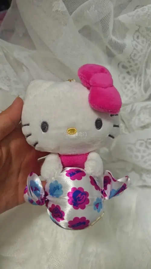 这一单收了迪士尼演出终演款米奇米妮玩偶，还有16个Kitty挂件套装。玩偶带着旧物独有的年代感，Kitty挂件一大包超惊喜，品相很不错。打包运输稳妥，整个海淘流程省心顺畅，慢慢收集喜欢的中古小物太治愈啦～
