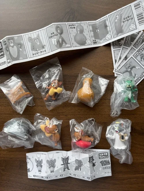 先确定好心仪周边的关键词，去挖煤姬搜就行，想淘好价就多回去刷新，总能蹲到惊喜。 看到喜欢的先别急着冲，留意下卖家包不包邮、商品图和描述对不对得上，再翻翻卖家主页和评价。挖煤姬上会显示卖家的代购次数，代购多、回购多的卖家基本都挺靠谱的。 这次走的 EMS，速度起飞，用...