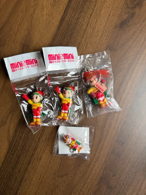先确定好心仪周边的关键词，去挖煤姬搜就行，想淘好价就多回去刷新，总能蹲到惊喜。 看到喜欢的先别急着冲，留意下卖家包不包邮、商品图和描述对不对得上，再翻翻卖家主页和评价。挖煤姬上会显示卖家的代购次数，代购多、回购多的卖家基本都挺靠谱的。 这次走的 EMS，速度起飞，用...