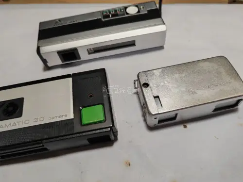 以极低的价格拍到三台小相机，体积小巧，2功能正常，工艺精致，非常适合在手心上把玩，唯一可惜的就是110胶卷价格太贵了。