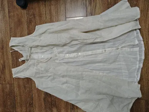 这次在挖煤姬买了好几件衣服，每件都是精挑细选的，都非常的好看，拿到手质感很好，物超所值，这个假两件背心我很喜欢，它是棉麻的，两侧还有口袋，非常的日杂感，叠穿非常合适，穿上也很舒服，小设计也是非常的多，喜欢喜欢，好评好评！！物流也很快哦！
