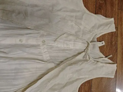 这次在挖煤姬买了好几件衣服，每件都是精挑细选的，都非常的好看，拿到手质感很好，物超所值，这个假两件背心我很喜欢，它是棉麻的，两侧还有口袋，非常的日杂感，叠穿非常合适，穿上也很舒服，小设计也是非常的多，喜欢喜欢，好评好评！！物流也很快哦！