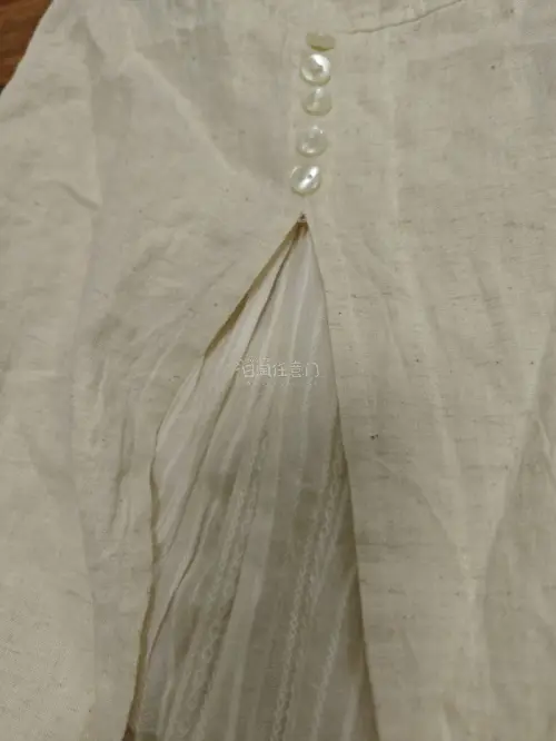 这次在挖煤姬买了好几件衣服，每件都是精挑细选的，都非常的好看，拿到手质感很好，物超所值，这个假两件背心我很喜欢，它是棉麻的，两侧还有口袋，非常的日杂感，叠穿非常合适，穿上也很舒服，小设计也是非常的多，喜欢喜欢，好评好评！！物流也很快哦！