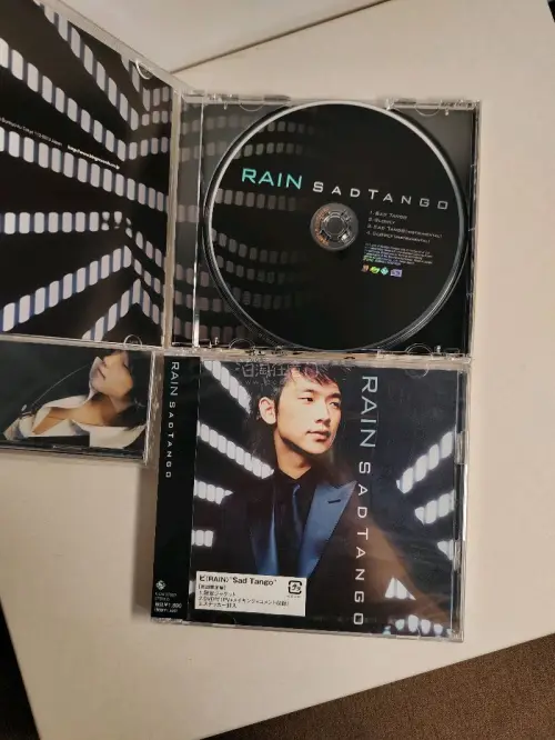 这次用挖煤姬淘到了很多RAIN的早期专辑，特别惊喜的是淘到了几张全新未拆的专辑，其中有首专首版！入坑知名度大发行量大的老辈子是多么的幸福啊，多年后都可以找到很多专辑。
不得不说用挖煤姬日淘非常好用，站点全面，操作简单，省心省力，这次运输走的Air Packet线路，...