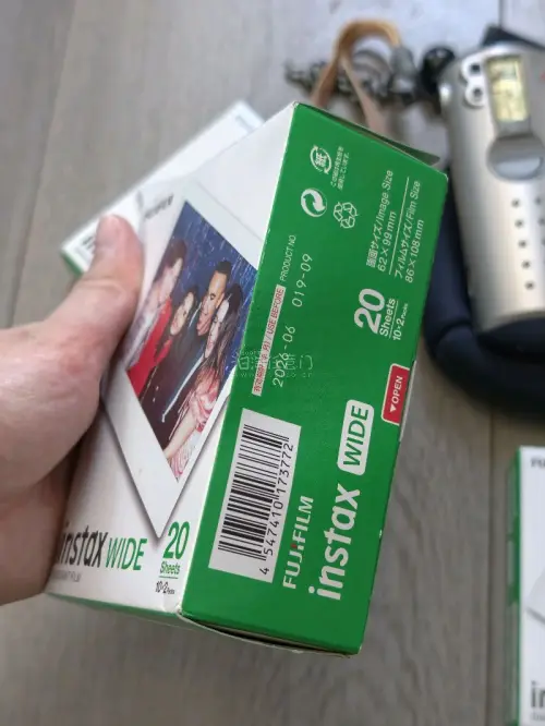 在挖煤机淘到了非常新的 MINI 10，很喜欢！！相纸也是非常划算买的！！总之非常推荐雅虎日拍还有煤炉两个站点！经常能淘到好价！
