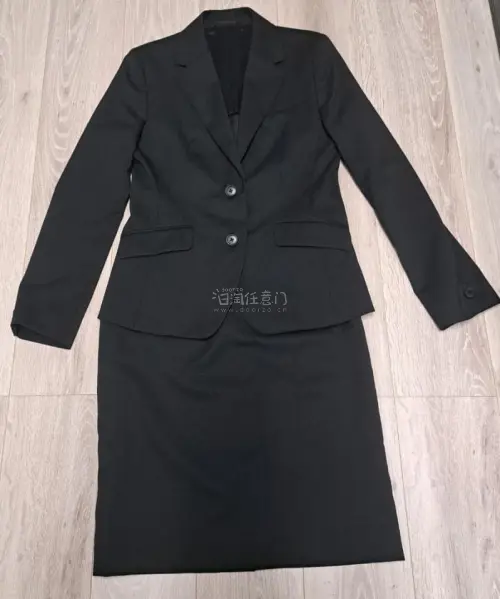 这次在平台淘到两件超满意的日系单品，洋服青山黑色西装套裙版型利落修身，面料垂顺质感扎实，面试、正式场合穿都很得体。配套入的Precious白衬衫自带精致蝴蝶结领，面料细腻不廉价，搭配西装温柔又端庄。包装完好无破损，物流清关流程清晰，客服答疑耐心，海淘体验特别省心，两...